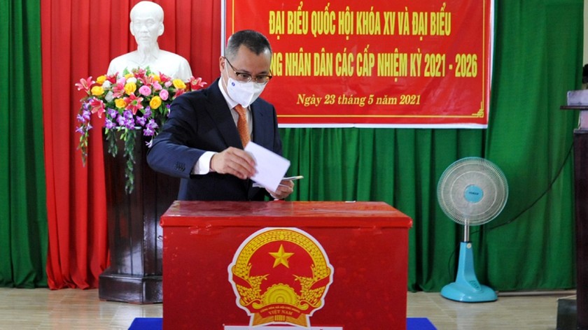 Bí thư Tỉnh ủy Phú Yên Phạm Đại Dương tham gia bầu cử tại khu vực bỏ phiếu số 11.