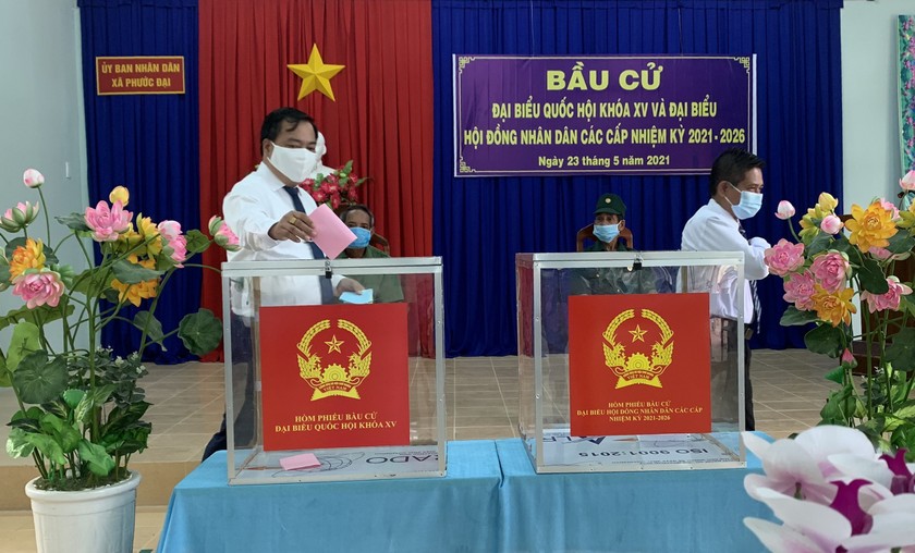 Cử tri Ninh Thuận tham gia bỏ phiếu bầu cử.
