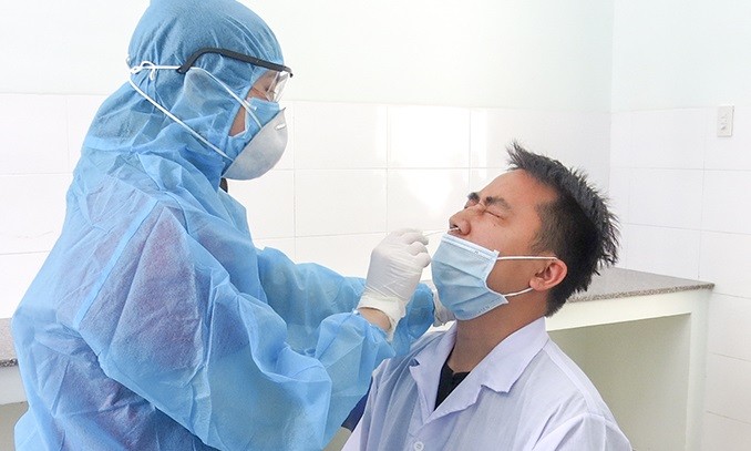 Cán bộ y tế tỉnh Khánh Hòa lấy mẫu bệnh phẩm để xét nghiệm. Ảnh: Sở Y tế Khánh Hòa.