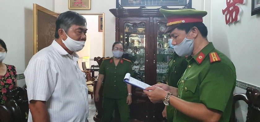 Ông Nguyễn Chí Hiến nghe công bố quyết định khởi tố bị can, lệnh bắt tạm giam đối với ông (Ảnh: TL).