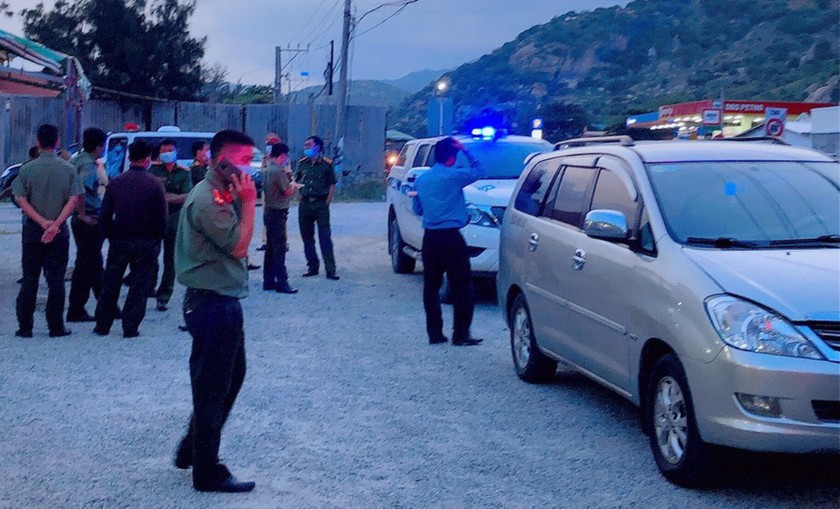 Lực lượng chức năng tỉnh Ninh Thuận chặn kiểm soát xe chở 4 người Trung Quốc nghi nhập cảnh trái phép. 