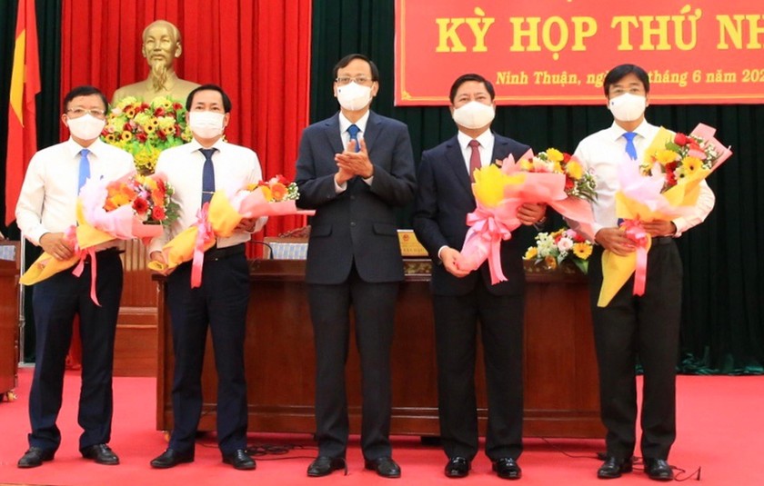Lãnh đạo tỉnh Ninh Thuận tặng hoa chúc mừng Chủ tịch và các Phó Chủ tịch UBND tỉnh Ninh Thuận.