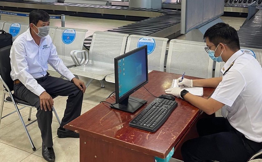 Hành khách đến Cảng hàng không quốc tế Cam Ranh từ vùng dịch bắt buộc phải có giấy xét nghiệm âm tính với SARS-CoV-2 còn hiệu lực. Ảnh minh họa