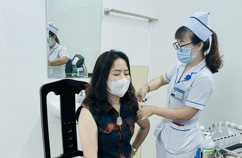 Tiêm vaccine phòng COVID-19 cho người dân Khánh Hòa.