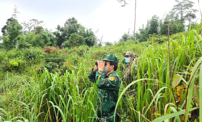 Bộ đội biên phòng và quân sự Kon Tum phối hợp tuần tra đường mòn, lối mở giáp tuyến biên giới Campuchia.
