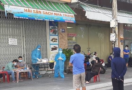 Lực lượng y tế lấy mẫu xét nghiệm cộng đồng tại một tổ dân phố trên địa bàn TP Nha Trang