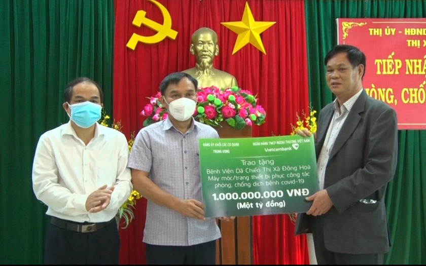 Bí thư Đảng ủy Khối các cơ quan Trung ương Huỳnh Tấn Việt trao tặng biểu trưng máy thở trị giá 1 tỉ đồng