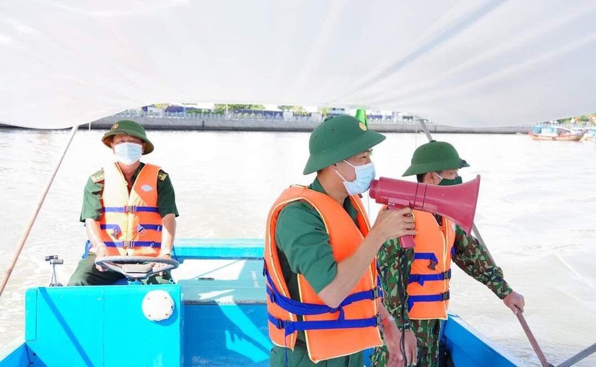 Bộ đội Biên phòng tỉnh Khánh Hòa tuyên truyền tàu thuyền tránh bão.