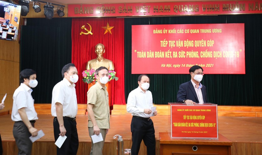Ông Huỳnh Tấn Việt (phải) và cán bộ, người lao động Đảng ủy Khối các cơ quan Trung ương ủng hộ Quỹ Phòng, chống dịch COVID-19.