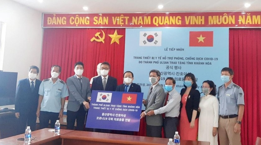Khánh Hòa tiếp nhận trang thiết bị y tế phục vụ phòng, chống dịch COVID-19 do TP Ulsan tặng.