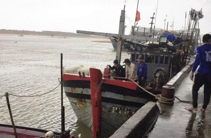 Tàu cá của ông Trần Văn Lực ở TP. Tuy Hòa đã cứu vớt nạn nhân, đưa vào bờ an toàn. (Ảnh do Bộ đội Biên phòng Phú Yên cung cấp)