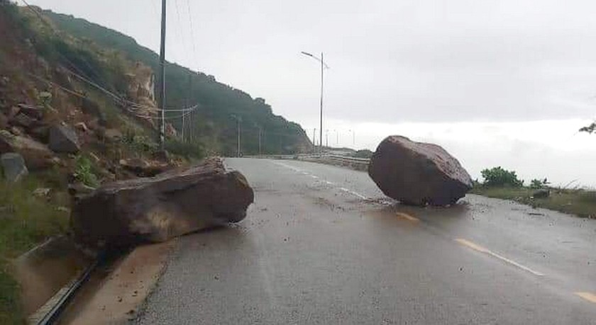 2 tảng đá lớn lăn xuống lòng đường cản trở giao thông tại tỉnh lộ 702.