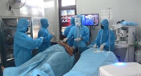 Quân y đảo Song Tử Tây hội chẩn với Bệnh viện Trung ương Quân đội 108 về tình trạng của bệnh nhân.
