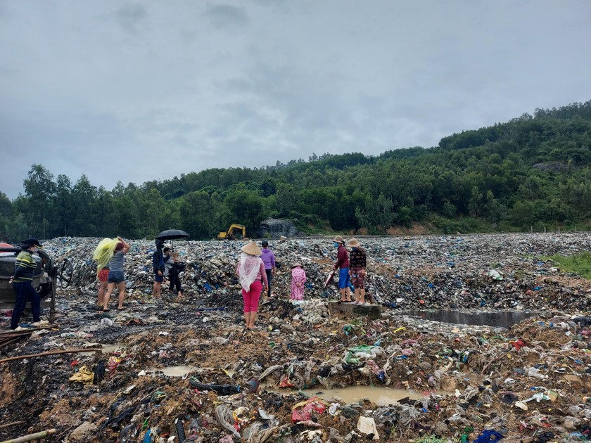 Bãi rác trên núi rộng 3hecta gây ô nhiễm nghiêm trọng tại khu phố Nam Bình 1, phường Hòa Xuân Tây, thị xã Đông Hòa, tỉnh Phú Yên. 