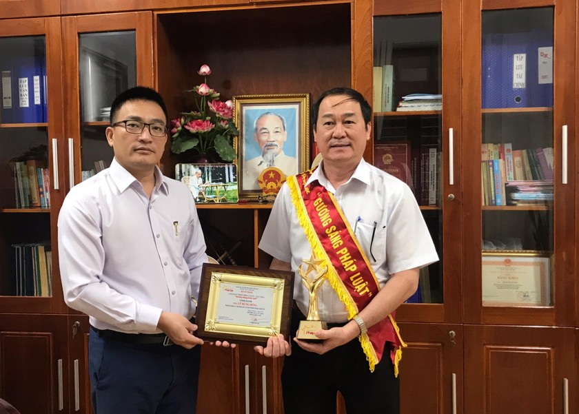 Trưởng đại diện Văn phòng Báo Pháp luật Việt Nam tại Khánh Hòa trao tặng chứng nhận “Gương sáng Pháp luật” cho ông Lê Hưng Dũng.