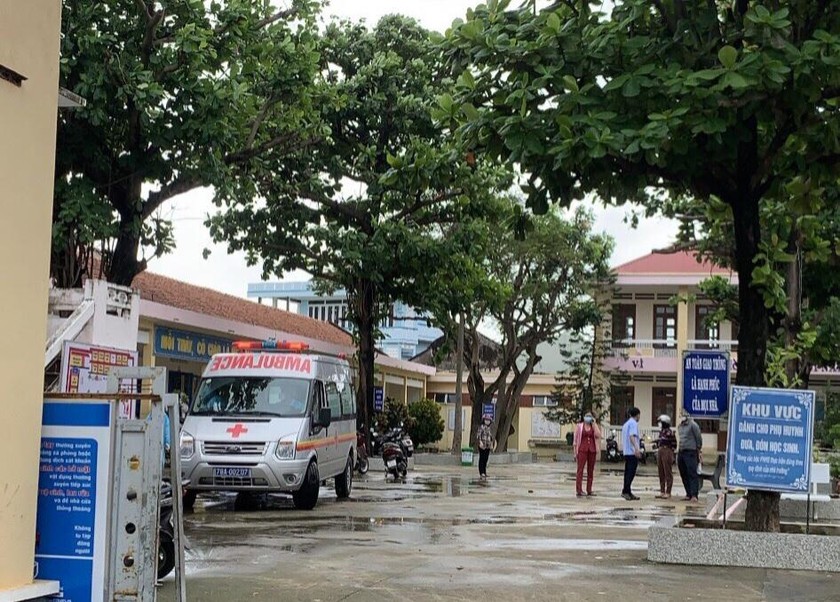 Lực lượng chức năng triển khai các biện pháp phòng chống dịch tại Trưởng tiểu học Trưng Vương.