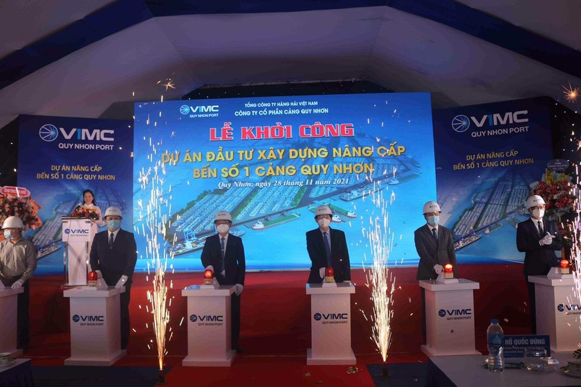 Đại biểu bấm nút lễ khởi công dự án đầu tư xây dựng nâng cấp bến số 1 cảng Quy nhơn.