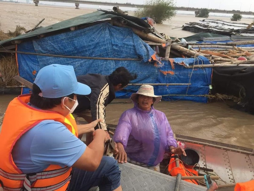 Lực lượng chức năng cứu 6 người mắc kẹt trên sông Đà Rằng