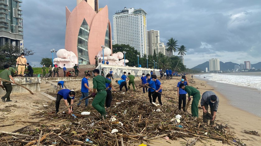 Đoàn viên, thanh niên tham gia khắc phục hậu quả sau mưa bão trên bãi biển TP Nha Trang.