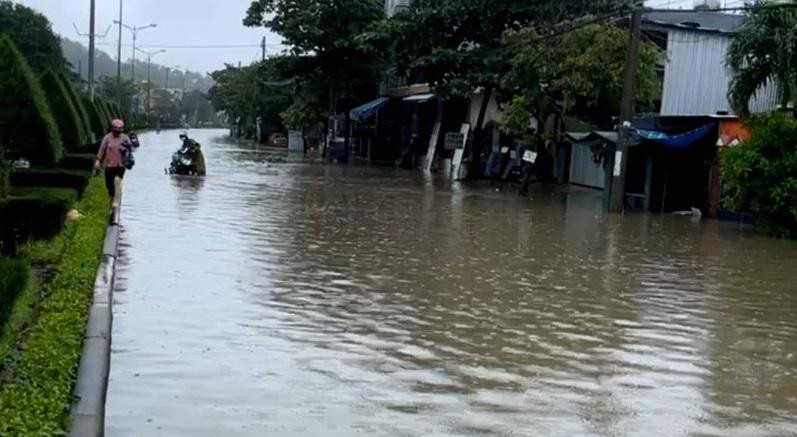 Trong đợt mưa lũ vừa qua, nhiều tuyến đường ở TP Tuy Hòa (tỉnh Phú Yên) chìm sâu trong biển nước.