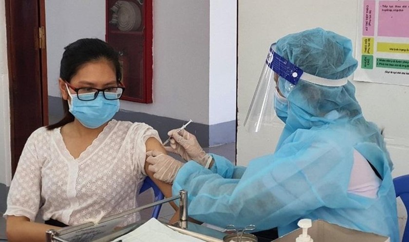 Tiêm vaccine phòng COVID-19 cho người dân ở Ninh Thuận. Ảnh: Báo Lao động.