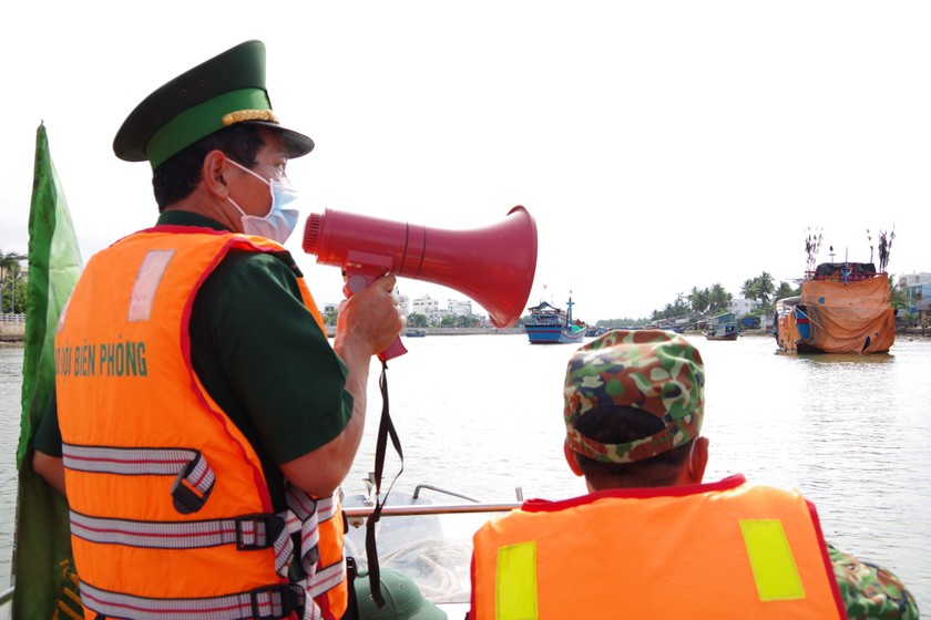 BĐBP tỉnh Khánh Hòa kêu goi tàu thuyền vào nơi neo đậu, tránh bão an toàn.