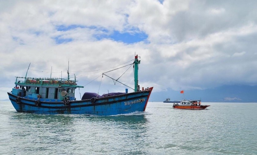 BĐBP tỉnh Bình Định áp tải tàu cá có thuyền viên tử vong cập cảng cá Quy Nhơn.