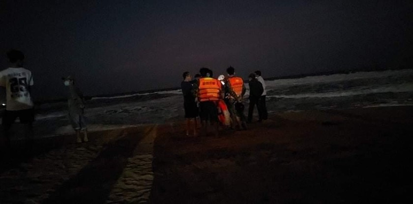 Do trời tối và sóng lớn nên công tác cứu hộ gặp nhiều khó khăn