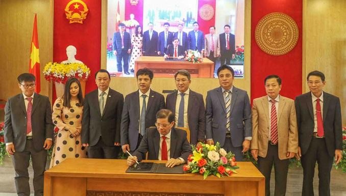 Chủ tịch UBND tỉnh Khánh Hòa thực hiện việc ký kết thỏa thuận hợp tác với Công ty Cổ phần FPT. Ảnh: Báo Khánh Hòa.