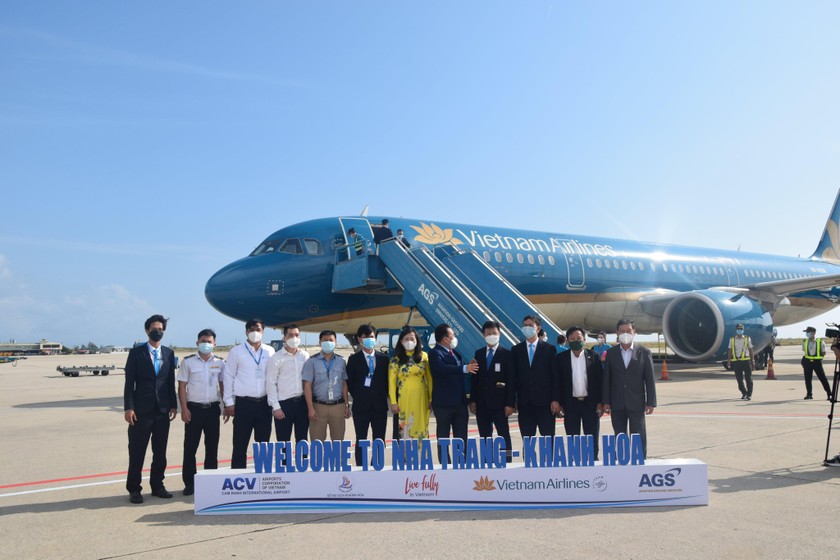 Lãnh đạo tỉnh Khánh Hòa và các đại biểu đón đoàn khách du lịch đầu tiên đến Nha Trang – Khánh Hòa dịp Tết Nguyên đán Nhâm Dần 2022.