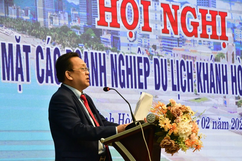 Phó Chủ tịch Thường trực UBND tỉnh Khánh Hòa Lê Hữu Hoàng phát biểu tại Hội nghị.