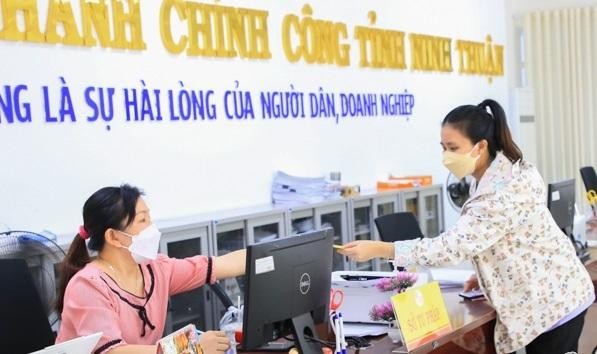 Cán bộ Trung tâm Phục vụ hành chính công tỉnh Ninh Thuận giải quyết hồ sơ cho người dân. Ảnh: Báo Ninh Thuận.