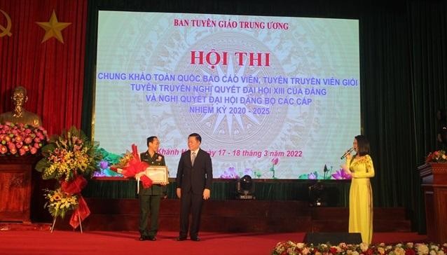 Thí sinh Trần Quang Trung nhận giải Đặc biệt. Ảnh: Báo Đại đoàn kết.