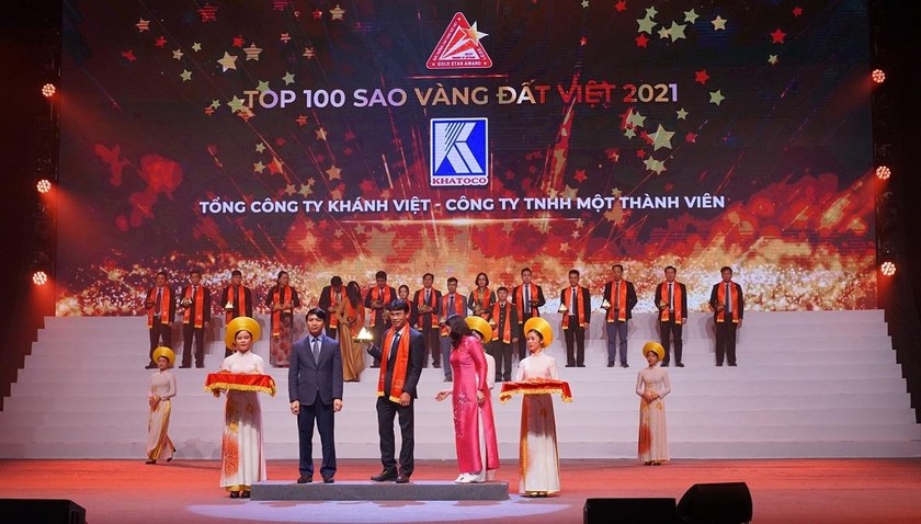 Đại diện Khatoco nhận giải thưởng TOP 100 Sao Vàng Đất Việt Năm 2021.