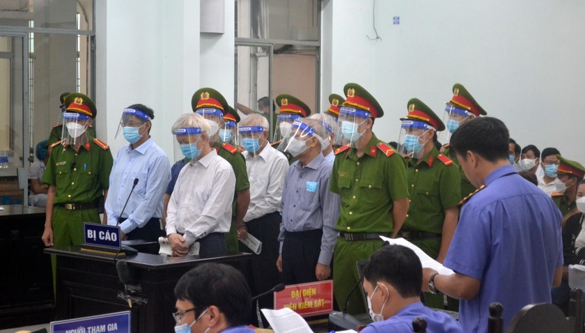 Các bị cáo nghe đại diện VKDND tỉnh Khánh Hòa công bố cáo trạng. Ảnh: Người đưa tin.