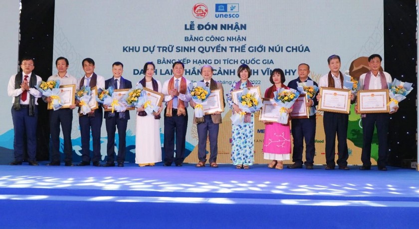 UBND tỉnh Ninh Thuận tặng bằng khen cho các cá nhân có thành tích trong quá trình xây dựng Khu dự trữ sinh quyển thế giới Núi Chúa.