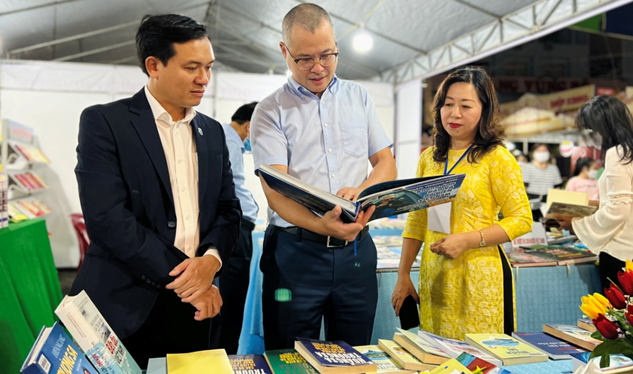 Bí thư Tỉnh ủy Phú Yên Phạm Đại Dương (giữa) tham quan các gian trưng bày sách sau lễ khai mạc. Ảnh: phuyen.gov.vn.
