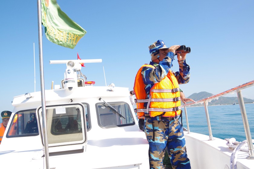 BĐBP tỉnh Ninh Thuận quan sát, kiểm tra vết nguy cơ dầu tràn tại hiện trường.
