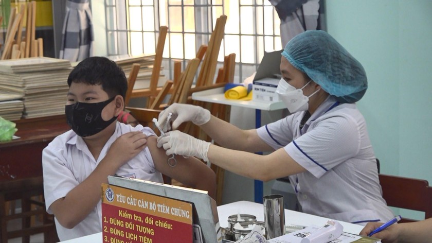 Tiêm vaccine phòng COVID-19 cho trẻ 11 tuổi tại điểm Trường Tiểu học Kim Đồng 