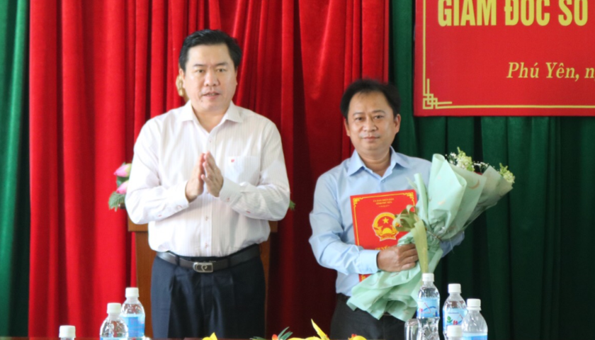 Chủ tịch UBND tỉnh Phú Yên Trần Hữu Thế trao quyết định cho tân Giám đốc Sở Công Thương. Ảnh: phuyen.gov.vn.