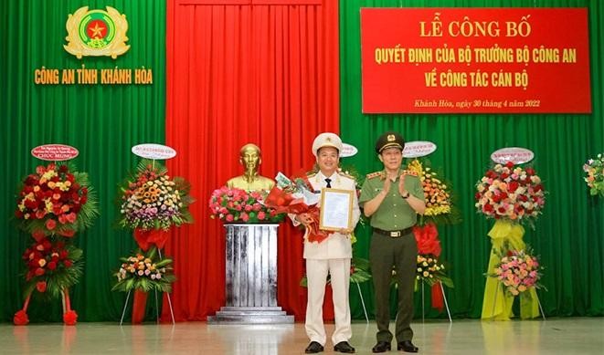 Thượng tướng Lương Tam Quang trao quyết định cho Đại tá Nguyễn Thế Hùng. Ảnh: Báo Khánh Hòa.