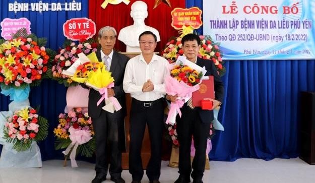 Trao quyết định thành lập Bệnh viện Da liễu Phú Yên. Ảnh: phuyen.gov.vn.