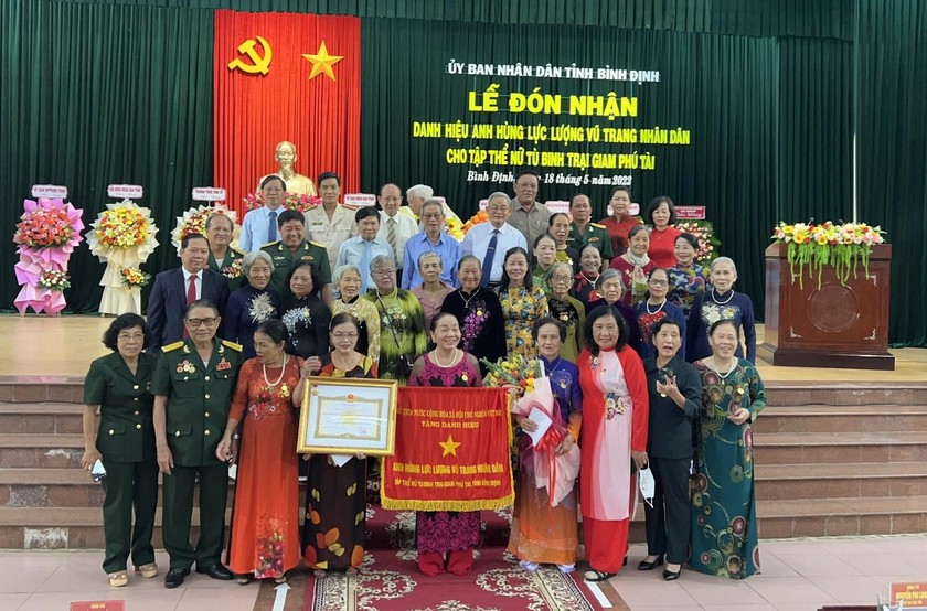 Tập thể nữ tù binh trại giam Phú Tài tại lễ đón nhận Lễ đón nhận danh hiệu AHLLVTND.