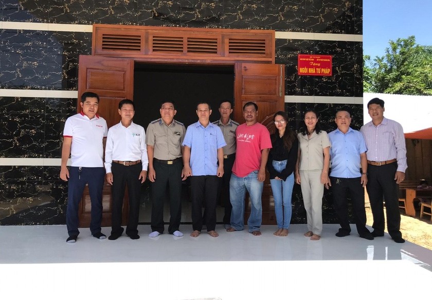 Báo Pháp luật Việt Nam tại Khánh Hòa và Sở Tư pháp Khánh Hòa tổ chức buổi lễ trao “Căn nhà Tư pháp” tại Khánh Sơn.