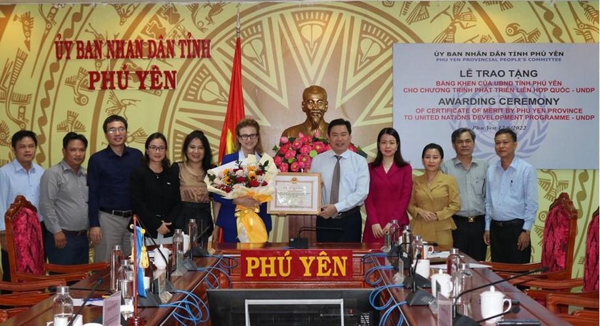 Chủ tịch UBND tỉnh Trần Hữu Thế trao Bằng khen cho đại diện UNDP. Ảnh: phuyen.gov.vn.