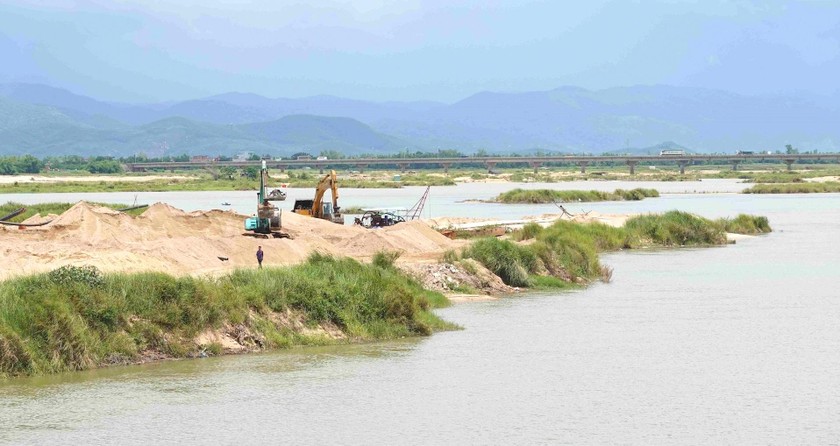 Khai thác khoáng sản trên sông Đà Rằng, tỉnh Phú Yên. Ảnh: Mỹ Bình.