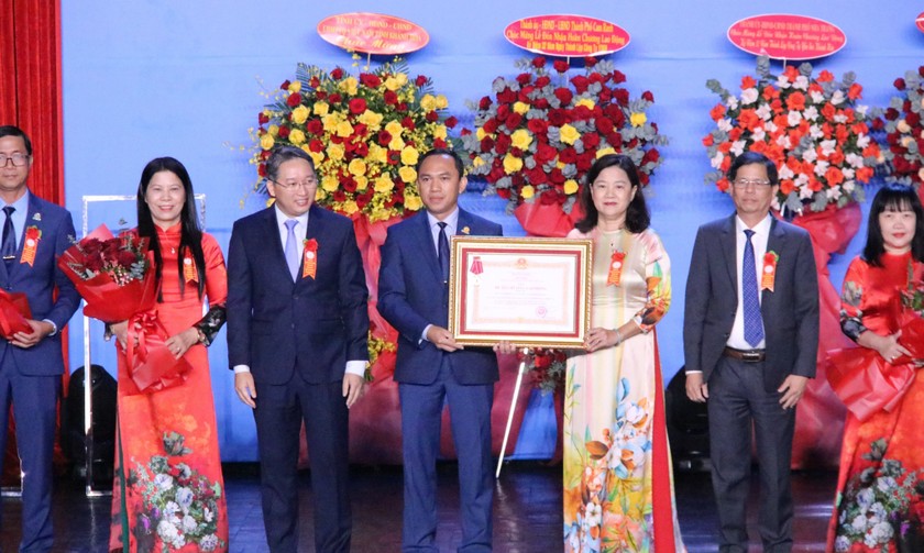 Công ty Yến sào Khánh Hòa đón nhận Huân chương Lao động.