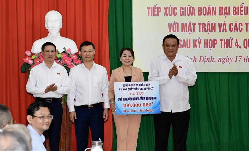 Bộ trưởng cùng các nhà tài trợ ủng hộ quỹ vì người nghèo tỉnh Bình Định 