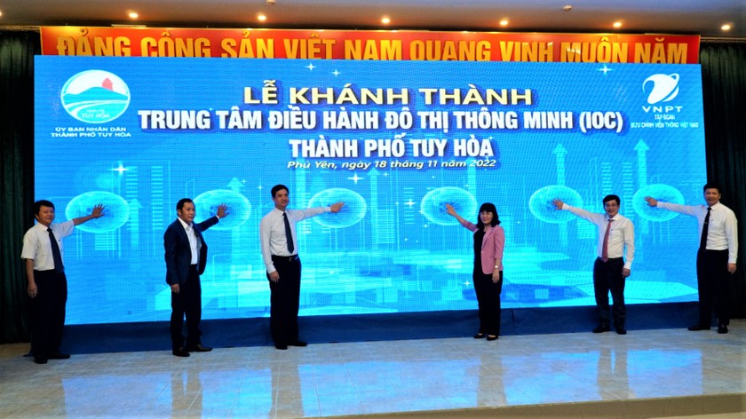 Các đại biểu chạm tay vào quả cầu chính thức khánh thành Trung tâm Điều hành đô thị thông minh TP Tuy Hòa.