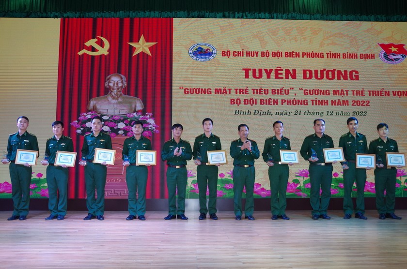 Bộ Chỉ huy BĐBP tỉnh Bình Định trao Giấy chứng nhận Gương mặt trẻ tiêu biểu và Gương mặt trẻ triển vọng năm 2022